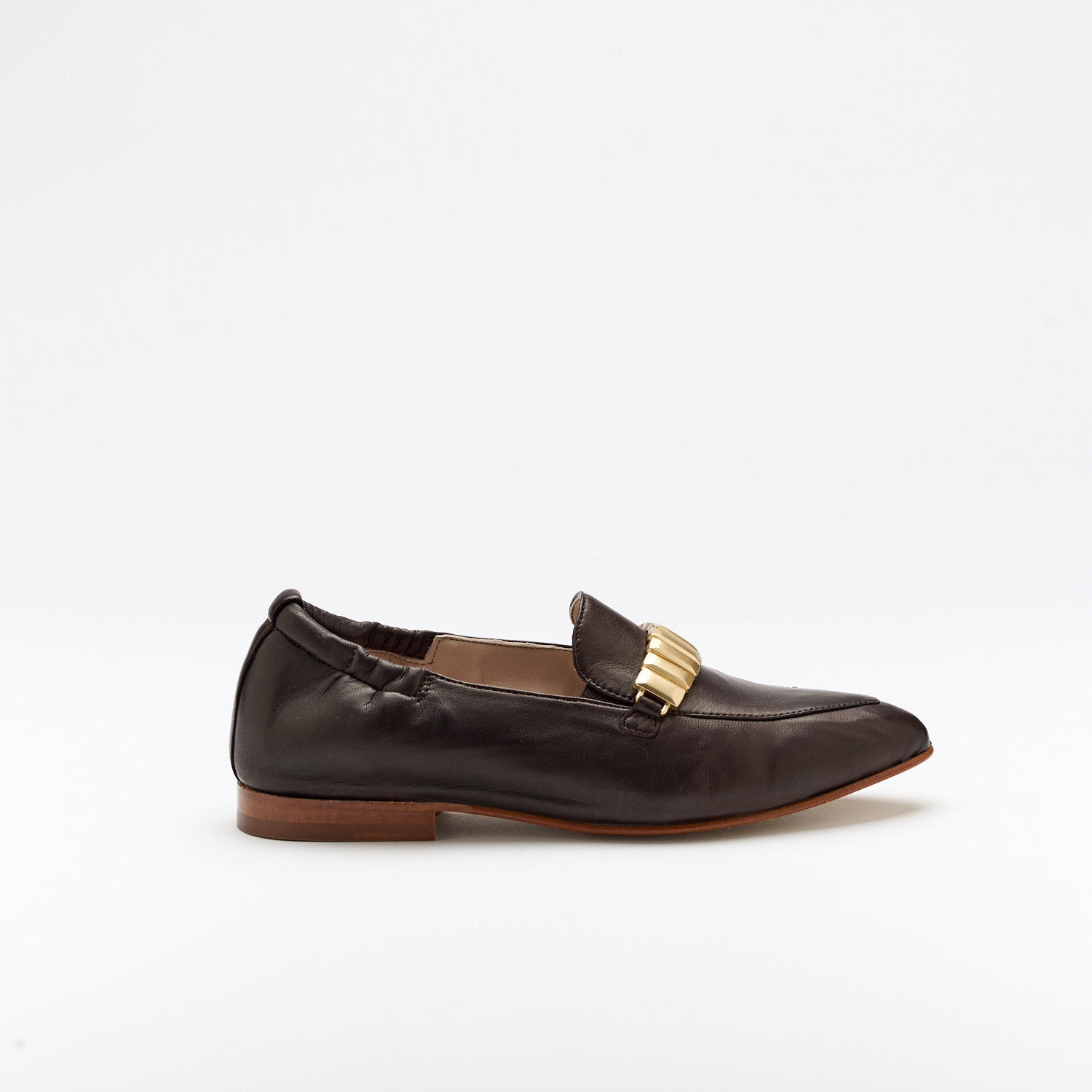 The Lis Fondente is a very comfortable loafer for you to use in your daily life, such as travelling, working or going for a walk. It really goes along with some jeans, skirt or even some shorts. Since it´s hand crafted in all leather, it gives you much more durability and comfort. The Leather gives it a very breathable wear while the cushioned insole really gives you a more comfortable and orthopedic wear. The metalic addorn on top gives it a more sophisticated and modern look. The shipping is free in our online store.