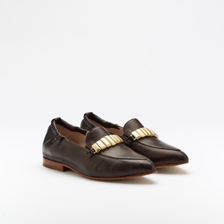 The Lis Fondente is a very comfortable loafer for you to use in your daily life, such as travelling, working or going for a walk. It really goes along with some jeans, skirt or even some shorts. Since it´s hand crafted in all leather, it gives you much more durability and comfort. The Leather gives it a very breathable wear while the cushioned insole really gives you a more comfortable and orthopedic wear. The metalic addorn on top gives it a more sophisticated and modern look. The shipping is free in our online store.