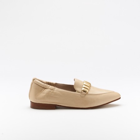 The Lis Beige is a very comfortable Loafer for you to use in your daily life, such as travelling, working or going for a walk. It really goes along with some jeans, skirt or even some shorts. Since it´s hand crafted in all leather, it gives you much more durability and comfort. The Leather gives it a very breathable wear while the cushioned insole really gives you a more comfortable and orthopedic wear. The metalic addorn on top gives it a more sophisticated and modern look. The shipping is free in our online store.