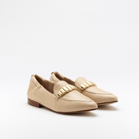 The Lis Beige is a very comfortable Loafer for you to use in your daily life, such as travelling, working or going for a walk. It really goes along with some jeans, skirt or even some shorts. Since it´s hand crafted in all leather, it gives you much more durability and comfort. The Leather gives it a very breathable wear while the cushioned insole really gives you a more comfortable and orthopedic wear. The metalic addorn on top gives it a more sophisticated and modern look. The shipping is free in our online store.
