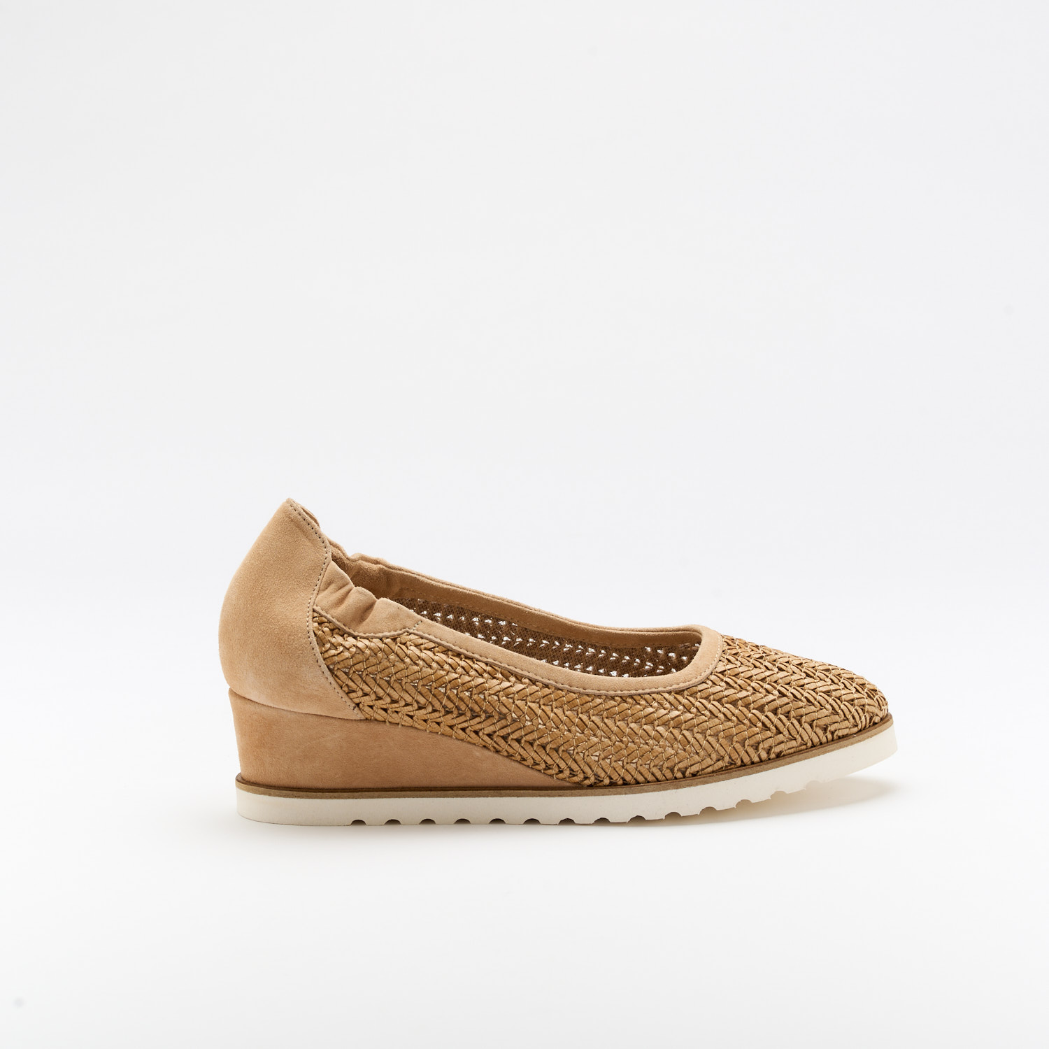 The Natieh Noisette is a very comfortable shoe for you to use in your daily life, such as travelling, working or going for a walk. It really goes along with some jeans, skirt or even some shorts. Since it´s hand crafted in all leather, it gives you much more durability and comfort. The rafia material gives it a very breathable wear while the cushioned removable insole really gives you a more comfortable and orthopedic wear. It´s 4.5cm heel provides comfort and is the ideal height for everyday wear. The elastic on the sides provides a more secure fit. . The shipping is free in our online store.
