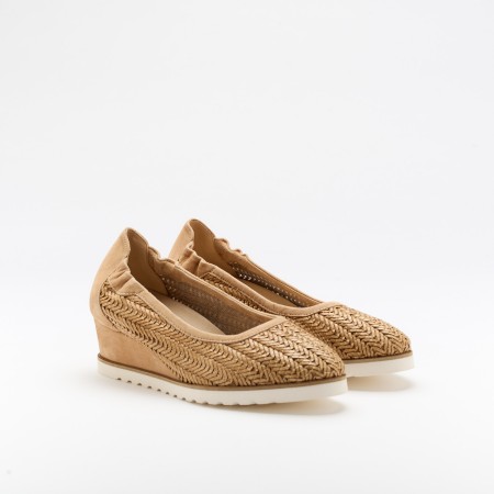 The Natieh Noisette is a very comfortable shoe for you to use in your daily life, such as travelling, working or going for a walk. It really goes along with some jeans, skirt or even some shorts. Since it´s hand crafted in all leather, it gives you much more durability and comfort. The rafia material gives it a very breathable wear while the cushioned removable insole really gives you a more comfortable and orthopedic wear. It´s 4.5cm heel provides comfort and is the ideal height for everyday wear. The elastic on the sides provides a more secure fit. . The shipping is free in our online store.