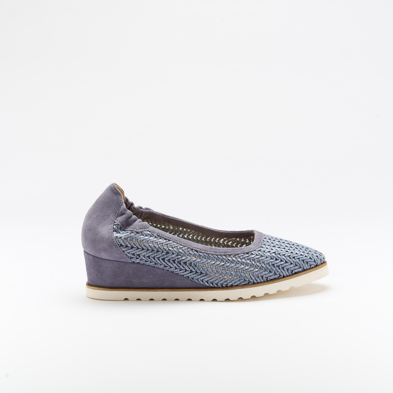 The Natieh Cielo is a very comfortable shoe for you to use in your daily life, such as travelling, working or going for a walk. It really goes along with some jeans, skirt or even some shorts. Since it´s hand crafted in all leather, it gives you much more durability and comfort. The rafia material gives it a very breathable wear while the cushioned removable insole really gives you a more comfortable and orthopedic wear. It´s 4.5cm heel provides comfort and is the ideal height for everyday wear. The elastic on the sides provides a more secure fit. . The shipping is free in our online store.