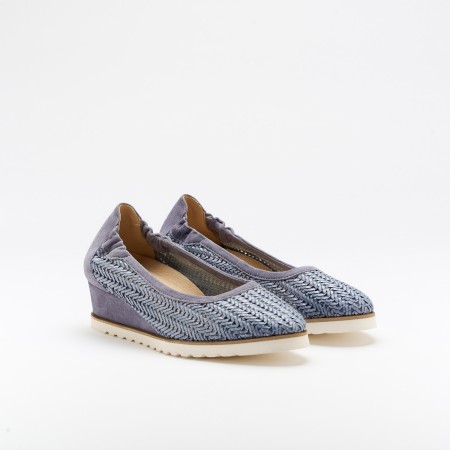 The Natieh Cielo is a very comfortable shoe for you to use in your daily life, such as travelling, working or going for a walk. It really goes along with some jeans, skirt or even some shorts. Since it´s hand crafted in all leather, it gives you much more durability and comfort. The rafia material gives it a very breathable wear while the cushioned removable insole really gives you a more comfortable and orthopedic wear. It´s 4.5cm heel provides comfort and is the ideal height for everyday wear. The elastic on the sides provides a more secure fit. . The shipping is free in our online store.