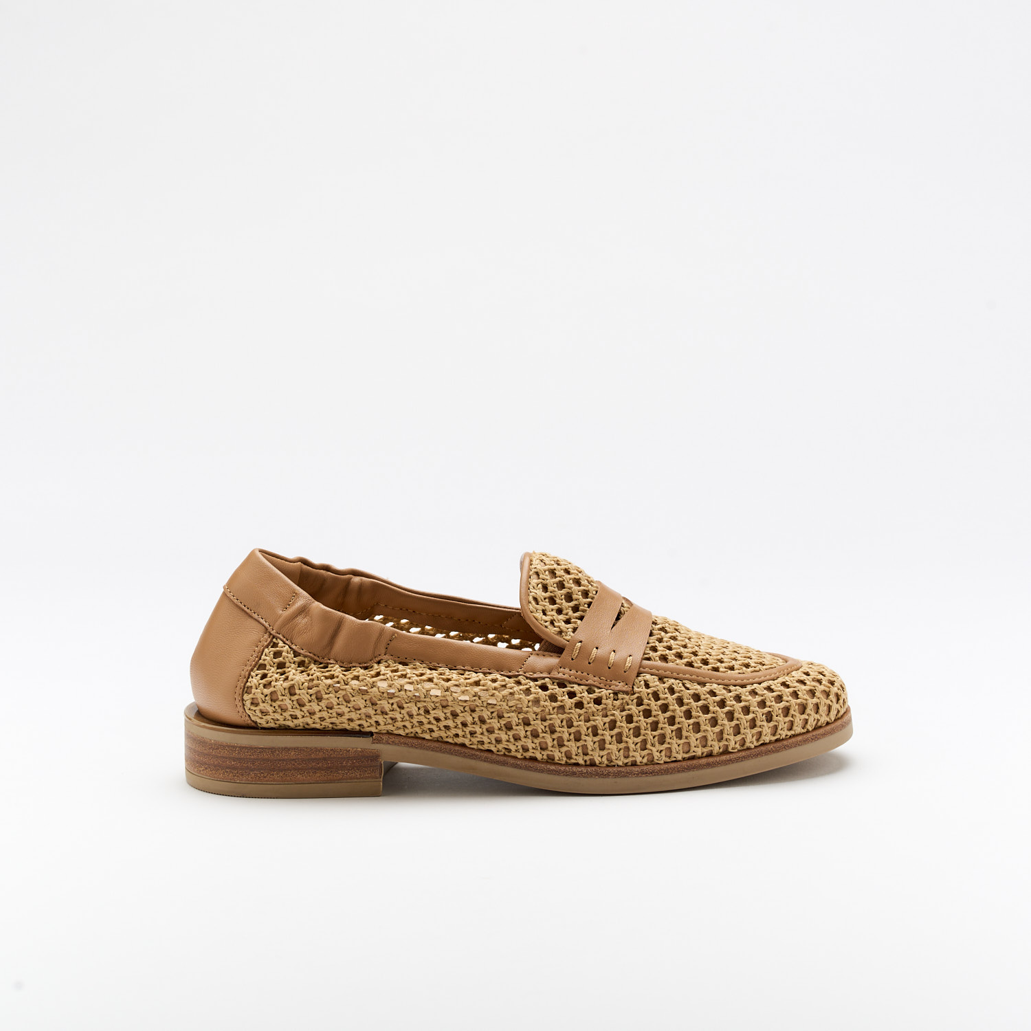 The Gaea Noisette is a very comfortable loafer for you to use in your daily life, such as travelling, working or going for a walk. It really goes along with some jeans, skirt or even some shorts. Since it´s hand crafted in all leather, it gives you much more durability and comfort. The crochet material gives it a very breathable wear while the cushioned removable insole really gives you a more comfortable and orthopedic wear. The leather crossbar on top gives it a more sophisticated and modern look. The shipping is free in our online store.