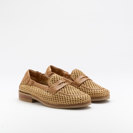 The Gaea Noisette is a very comfortable loafer for you to use in your daily life, such as travelling, working or going for a walk. It really goes along with some jeans, skirt or even some shorts. Since it´s hand crafted in all leather, it gives you much more durability and comfort. The crochet material gives it a very breathable wear while the cushioned removable insole really gives you a more comfortable and orthopedic wear. The leather crossbar on top gives it a more sophisticated and modern look. The shipping is free in our online store.