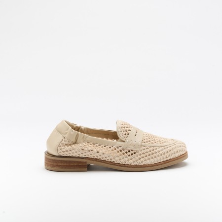 The Gaea Desert is a very comfortable loafer for you to use in your daily life, such as travelling, working or going for a walk. It really goes along with some jeans, skirt or even some shorts. Since it´s hand crafted in all leather, it gives you much more durability and comfort. The crochet material gives it a very breathable wear while the cushioned removable insole really gives you a more comfortable and orthopedic wear. The leather crossbar on top gives it a more sophisticated and modern look. The shipping is free in our online store.