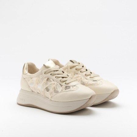 The Garyn Coco is a very comfortable shoe for you to use in your daily life, such as travelling, working or going for a walk. It really goes along with some jeans, skirt or even some shorts. Since it´s hand crafted in all leather, it gives you much more durability and comfort. The ornela flowered material gives it a very sophisticated, breathable and very colourful look. The removable insole really gives you a more personalised and orthopedic comfort. The laces on top gives some detailing and a more secure fit to the shoe. The shipping is free in our online store.
