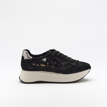 The Garyn Black is a very comfortable shoe for you to use in your daily life, such as travelling, working or going for a walk. It really goes along with some jeans, skirt or even some shorts. Since it´s hand crafted in all leather, it gives you much more durability and comfort. The ornela flowered material gives it a very sophisticated, breathable and very colourful look. The removable insole really gives you a more personalised and orthopedic comfort. The laces on top gives some detailing and a more secure fit to the shoe. The shipping is free in our online store.