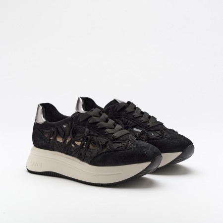 The Garyn Black is a very comfortable shoe for you to use in your daily life, such as travelling, working or going for a walk. It really goes along with some jeans, skirt or even some shorts. Since it´s hand crafted in all leather, it gives you much more durability and comfort. The ornela flowered material gives it a very sophisticated, breathable and very colourful look. The removable insole really gives you a more personalised and orthopedic comfort. The laces on top gives some detailing and a more secure fit to the shoe. The shipping is free in our online store.