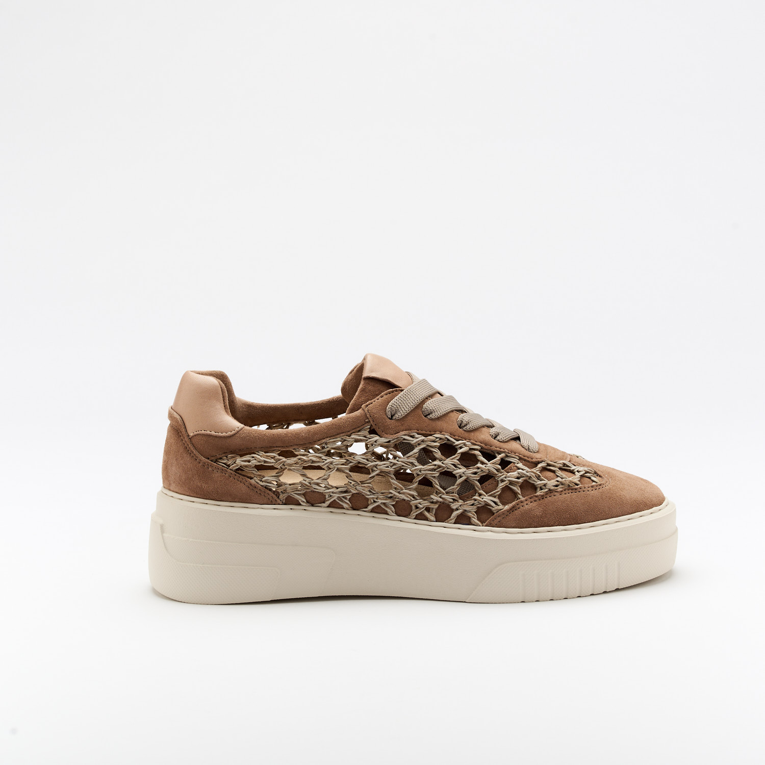 The Neera Mousse is a very comfortable shoe for you to use in your daily life, such as travelling, working or going for a walk. It really goes along with some jeans, skirt or even some shorts. Since it´s hand crafted in all leather, it gives you much more durability and comfort. The Crochet material on the sides gives it a very breathable wear. The removable insole really gives you a more personalised and orthopedic comfort. The laces on top gives it a very sophisticated look to the shoe. The shipping is free in our online store.