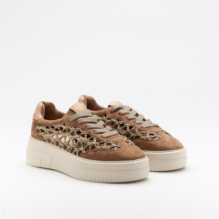 The Neera Mousse is a very comfortable shoe for you to use in your daily life, such as travelling, working or going for a walk. It really goes along with some jeans, skirt or even some shorts. Since it´s hand crafted in all leather, it gives you much more durability and comfort. The Crochet material on the sides gives it a very breathable wear. The removable insole really gives you a more personalised and orthopedic comfort. The laces on top gives it a very sophisticated look to the shoe. The shipping is free in our online store.