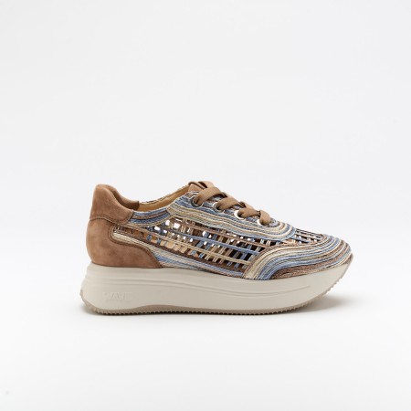The Geordi Blu is a very comfortable shoe for you to use in your daily life, such as travelling, working or going for a walk. It really goes along with some jeans, skirt or even some shorts. Since it´s hand crafted in all leather, it gives you much more durability and comfort. The Rafia material gives it a very sophisticated, breathable and very colourful look. The removable insole really gives you a more personalised and orthopedic comfort. The laces on top gives some detailing and a more secure fit to the shoe. The shipping is free in our online store.