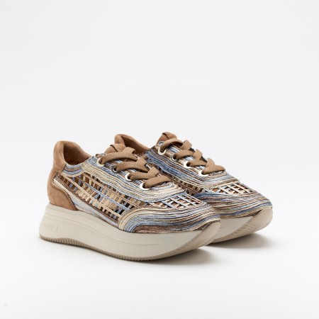 The Geordi Blu is a very comfortable shoe for you to use in your daily life, such as travelling, working or going for a walk. It really goes along with some jeans, skirt or even some shorts. Since it´s hand crafted in all leather, it gives you much more durability and comfort. The Rafia material gives it a very sophisticated, breathable and very colourful look. The removable insole really gives you a more personalised and orthopedic comfort. The laces on top gives some detailing and a more secure fit to the shoe. The shipping is free in our online store.