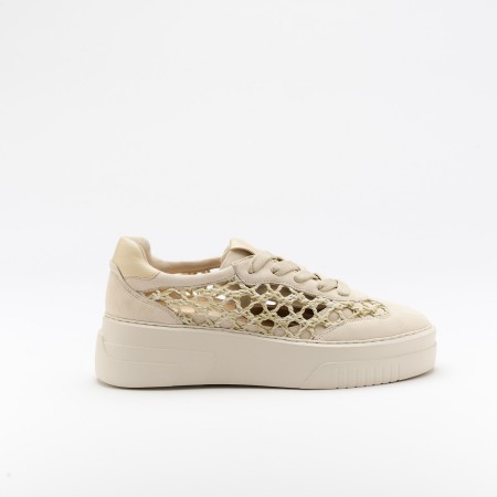 The Neera Coco is a very comfortable shoe for you to use in your daily life, such as travelling, working or going for a walk. It really goes along with some jeans, skirt or even some shorts. Since it´s hand crafted in all leather, it gives you much more durability and comfort. The Crochet material on the sides gives it a very breathable wear. The removable insole really gives you a more personalised and orthopedic comfort. The laces on top gives it a very sophisticated look to the shoe. The shipping is free in our online stor