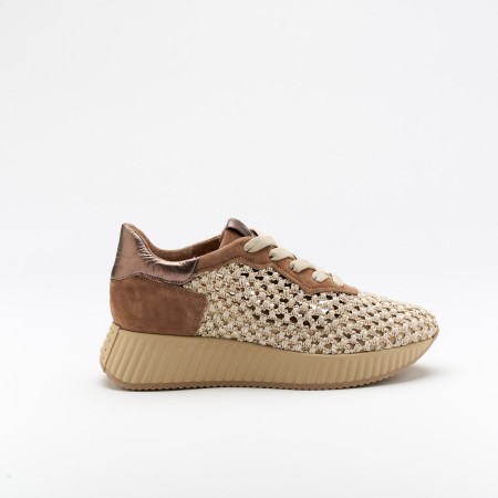 The Anna Desert is a very comfortable shoe for you to use in your daily life, such as travelling, working or going for a walk. It really goes along with some jeans, skirt or even some shorts. Since it´s hand crafted in all leather, it gives you much more durability and comfort. The natural rafia material gives it a very sophisticated, breathable and very colourful look. The removable insole really gives you a more personalised and orthopedic comfort. The laces on top gives some detailing and a more secure fit to the shoe. The shipping is free in our online store.