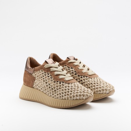 The Anna Desert is a very comfortable shoe for you to use in your daily life, such as travelling, working or going for a walk. It really goes along with some jeans, skirt or even some shorts. Since it´s hand crafted in all leather, it gives you much more durability and comfort. The natural rafia material gives it a very sophisticated, breathable and very colourful look. The removable insole really gives you a more personalised and orthopedic comfort. The laces on top gives some detailing and a more secure fit to the shoe. The shipping is free in our online store.