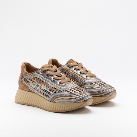 The Ardi Blu is a very comfortable shoe for you to use in your daily life, such as travelling, working or going for a walk. It really goes along with some jeans, skirt or even some shorts. Since it´s hand crafted in all leather, it gives you much more durability and comfort. The natural rafia material gives it a very sophisticated, breathable and very colourful look. The removable insole really gives you a more personalised and orthopedic comfort. The laces on top gives some detailing and a more secure fit to the shoe. The shipping is free in our online store.