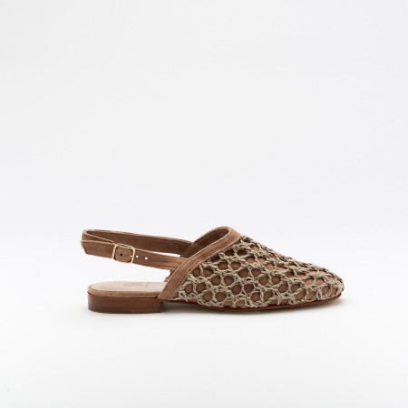 The Simona Mousse is a very comfortable Loafer for you to use in your daily life, such as travelling, working or going for a walk. It really goes along with some jeans, skirt or even some shorts. Since it´s hand crafted in all leather, it gives you much more durability and comfort. The natural leather gives it a very breathable wear while the cushioned insole really gives you a more comfortable and orthopedic wear. The metalli addorn on top gives the loafer a more sophisticated and modern look. The shipping is free in our online store.