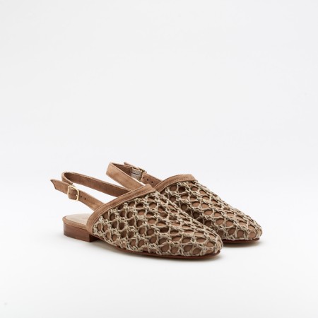The Simona Mousse is a very comfortable Loafer for you to use in your daily life, such as travelling, working or going for a walk. It really goes along with some jeans, skirt or even some shorts. Since it´s hand crafted in all leather, it gives you much more durability and comfort. The natural leather gives it a very breathable wear while the cushioned insole really gives you a more comfortable and orthopedic wear. The metalli addorn on top gives the loafer a more sophisticated and modern look. The shipping is free in our online store.
