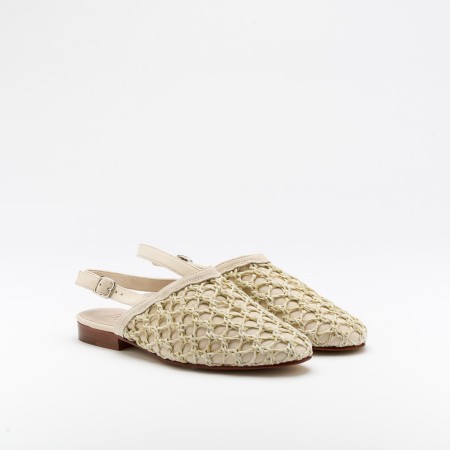 The Simona Coco is a very comfortable sandal for you to use in your daily life, such as travelling, working or going for a walk. It really goes along with some jeans, skirt or even some shorts. Since it´s hand crafted in all leather, it gives you much more durability and comfort. The Crochet material on the front gives it a very breathable wear while the cushioned insole really gives you a more comfortable and orthopedic wear. The strap on the back gives a felling of security and since it´s ajustable, the fit if more personalized. The shipping is free in our online store.