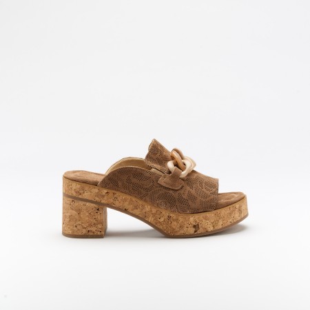 The Issie Cest is a very comfortable Sandal for you to use in your daily life, such as travelling, working or going for a walk. It really goes along with some jeans, skirt or even some shorts. Since it´s hand crafted in all leather, it gives you much more durability and comfort. The leather material gives it a very breathable wear while the cushioned insole really gives you a more comfortable and orthopedic wear. It´s 7.5cm sole provides comfort and is the ideal height for everyday wear while the plastic addorn on top gives it a more stylish look. The shipping is free in our online store.