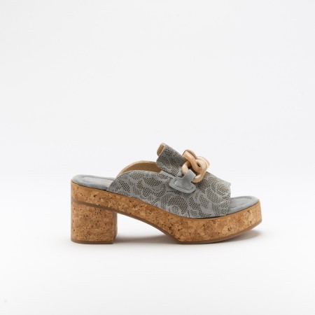 The Issie Silene is a very comfortable Sandal for you to use in your daily life, such as travelling, working or going for a walk. It really goes along with some jeans, skirt or even some shorts. Since it´s hand crafted in all leather, it gives you much more durability and comfort. The leather material gives it a very breathable wear while the cushioned insole really gives you a more comfortable and orthopedic wear. It´s 7.5cm sole provides comfort and is the ideal height for everyday wear while the plastic addorn on top gives it a more stylish look. The shipping is free in our online store.
