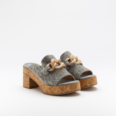 The Issie Silene is a very comfortable Sandal for you to use in your daily life, such as travelling, working or going for a walk. It really goes along with some jeans, skirt or even some shorts. Since it´s hand crafted in all leather, it gives you much more durability and comfort. The leather material gives it a very breathable wear while the cushioned insole really gives you a more comfortable and orthopedic wear. It´s 7.5cm sole provides comfort and is the ideal height for everyday wear while the plastic addorn on top gives it a more stylish look. The shipping is free in our online store.