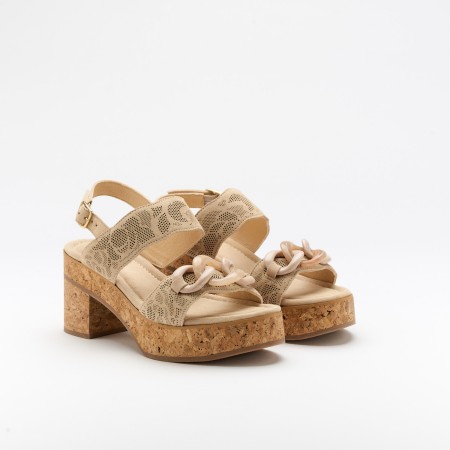 The Martina Lino is a very comfortable Sandal for you to use in your daily life, such as travelling, working or going for a walk. It really goes along with some jeans, skirt or even some shorts. Since it´s hand crafted in all leather, it gives you much more durability and comfort. The leather material gives it a very breathable wear while the cushioned insole really gives you a more comfortable and orthopedic wear. It´s 7.5cm sole provides comfort and is the ideal height for everyday wear while ajustable straps provide a more personalized fit. The shipping is free in our online store.
