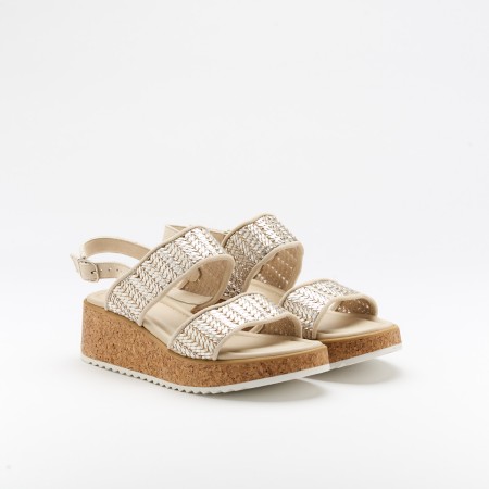 The Valeria Silver is a very comfortable Sandal for you to use in your daily life, such as travelling, working or going for a walk. It really goes along with some jeans, skirt or even some shorts. Since it´s hand crafted in all leather, it gives you much more durability and comfort. The leather material gives it a very breathable wear while the cushioned insole really gives you a more comfortable and orthopedic wear. It´s 5cm sole provides comfort and is the ideal height for everyday wear while ajustable straps provide a more personalized fit. The shipping is free in our online store.
