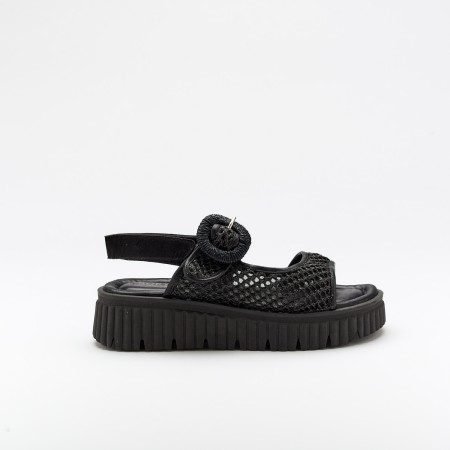 The Italina Black is a very comfortable Sandal for you to use in your daily life, such as travelling, working or going for a walk. It really goes along with some jeans, skirt or even some shorts. Since it´s hand crafted in all leather, it gives you much more durability and comfort. The rafia material gives it a very breathable wear while the cushioned insole really gives you a more comfortable and orthopedic wear. It´s 4.5cm sole provides comfort and is the ideal height for everyday wear while ajustable straps provide a more personalized fit. The shipping is free in our online store.