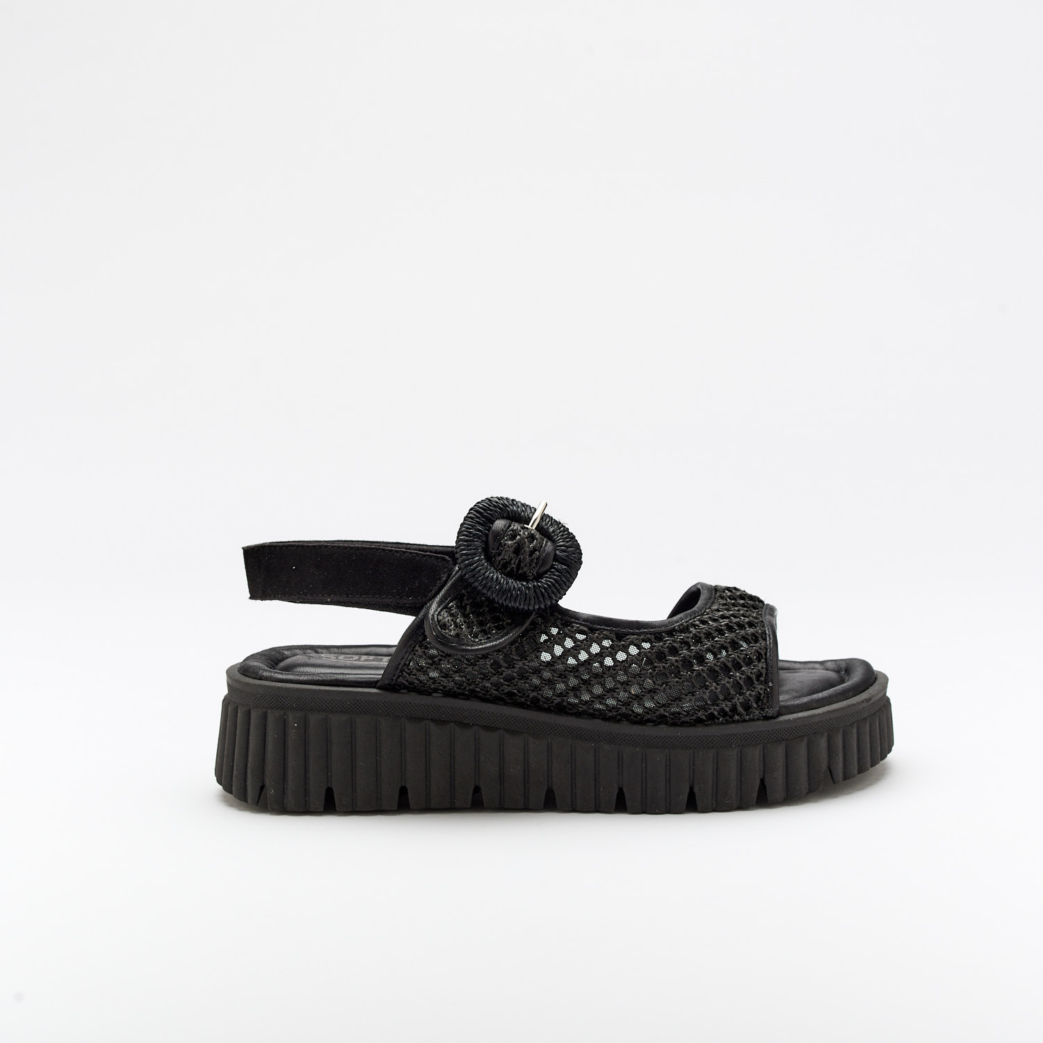 The Italina Black is a very comfortable Sandal for you to use in your daily life, such as travelling, working or going for a walk. It really goes along with some jeans, skirt or even some shorts. Since it´s hand crafted in all leather, it gives you much more durability and comfort. The rafia material gives it a very breathable wear while the cushioned insole really gives you a more comfortable and orthopedic wear. It´s 4.5cm sole provides comfort and is the ideal height for everyday wear while ajustable straps provide a more personalized fit. The shipping is free in our online store.