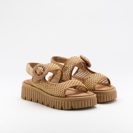The Italina Noisette is a very comfortable Sandal for you to use in your daily life, such as travelling, working or going for a walk. It really goes along with some jeans, skirt or even some shorts. Since it´s hand crafted in all leather, it gives you much more durability and comfort. The rafia material gives it a very breathable wear while the cushioned insole really gives you a more comfortable and orthopedic wear. It´s 4.5cm sole provides comfort and is the ideal height for everyday wear while ajustable straps provide a more personalized fit. The shipping is free in our online store.
