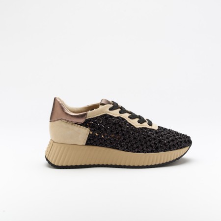 The Anna Black is a very comfortable shoe for you to use in your daily life, such as travelling, working or going for a walk. It really goes along with some jeans, skirt or even some shorts. Since it´s hand crafted in all leather, it gives you much more durability and comfort. The natural rafia material gives it a very sophisticated, breathable and very colourful look. The removable insole really gives you a more personalised and orthopedic comfort. The laces on top gives some detailing and a more secure fit to the shoe. The shipping is free in our online store.