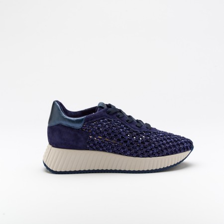 The Anna Ink is a very comfortable shoe for you to use in your daily life, such as travelling, working or going for a walk. It really goes along with some jeans, skirt or even some shorts. Since it´s hand crafted in all leather, it gives you much more durability and comfort. The natural rafia material gives it a very sophisticated, breathable and very colourful look. The removable insole really gives you a more personalised and orthopedic comfort. The laces on top gives some detailing and a more secure fit to the shoe. The shipping is free in our online store.