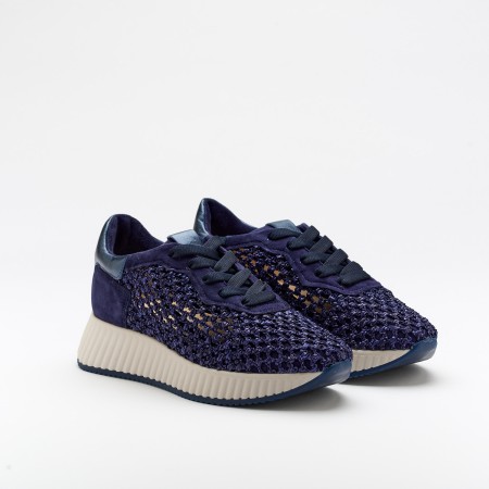 The Anna Ink is a very comfortable shoe for you to use in your daily life, such as travelling, working or going for a walk. It really goes along with some jeans, skirt or even some shorts. Since it´s hand crafted in all leather, it gives you much more durability and comfort. The natural rafia material gives it a very sophisticated, breathable and very colourful look. The removable insole really gives you a more personalised and orthopedic comfort. The laces on top gives some detailing and a more secure fit to the shoe. The shipping is free in our online store.