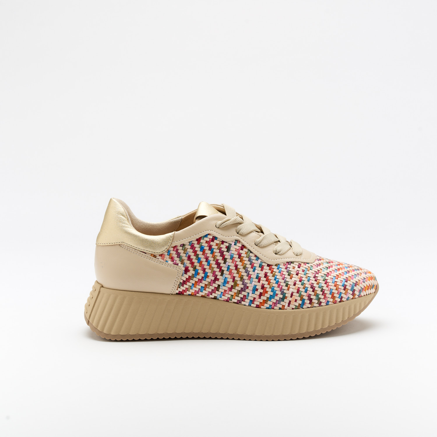 The Aurora Coco is a very comfortable shoe for you to use in your daily life, such as travelling, working or going for a walk. It really goes along with some jeans, skirt or even some shorts. Since it´s hand crafted in all leather, it gives you much more durability and comfort. The natural rafia material gives it a very sophisticated and very colourful look. The removable insole really gives you a more personalised and orthopedic comfort. The laces on top gives some detailing and a more secure fit to the shoe. The shipping is free in our online store.
