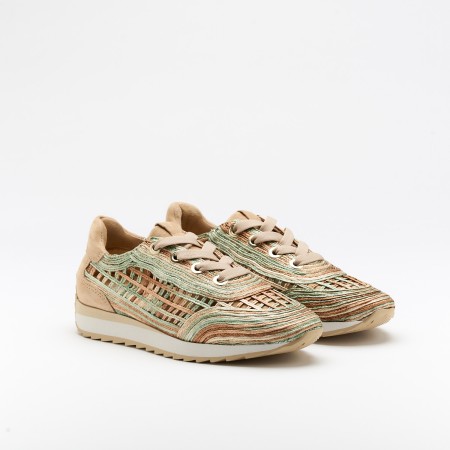 The Delta Noisette is a very comfortable shoe for you to use in your daily life, such as travelling, working or going for a walk. It really goes along with some jeans, skirt or even some shorts. Since it´s hand crafted in all leather, it gives you much more durability and comfort. The Rafia material gives it a very breathable wear and it gives the sneakers a very sophisticated look. The removable insole really gives you a more personalised and orthopedic comfort. The laces on top gives some detailing and a more secure fit to the shoe. The shipping is free in our online store.