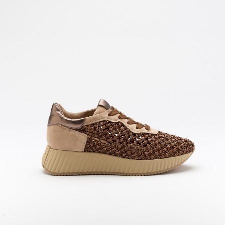 The Anna Mousse is a very comfortable shoe for you to use in your daily life, such as travelling, working or going for a walk. It really goes along with some jeans, skirt or even some shorts. Since it´s hand crafted in all leather, it gives you much more durability and comfort. The natural rafia material gives it a very sophisticated, breathable and very colourful look. The removable insole really gives you a more personalised and orthopedic comfort. The laces on top gives some detailing and a more secure fit to the shoe. The shipping is free in our online store.