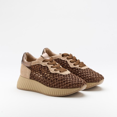 The Anna Mousse is a very comfortable shoe for you to use in your daily life, such as travelling, working or going for a walk. It really goes along with some jeans, skirt or even some shorts. Since it´s hand crafted in all leather, it gives you much more durability and comfort. The natural rafia material gives it a very sophisticated, breathable and very colourful look. The removable insole really gives you a more personalised and orthopedic comfort. The laces on top gives some detailing and a more secure fit to the shoe. The shipping is free in our online store.