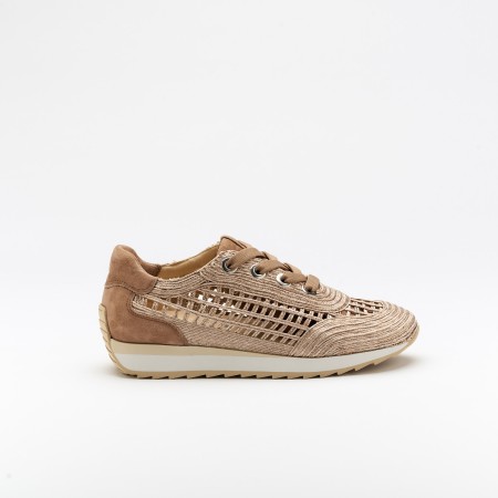 The Delta Mousse is a very comfortable shoe for you to use in your daily life, such as travelling, working or going for a walk. It really goes along with some jeans, skirt or even some shorts. Since it´s hand crafted in all leather, it gives you much more durability and comfort. The Rafia material gives it a very breathable wear and it gives the sneakers a very sophisticated look. The removable insole really gives you a more personalised and orthopedic comfort. The laces on top gives some detailing and a more secure fit to the shoe. The shipping is free in our online store.