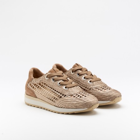The Delta Mousse is a very comfortable shoe for you to use in your daily life, such as travelling, working or going for a walk. It really goes along with some jeans, skirt or even some shorts. Since it´s hand crafted in all leather, it gives you much more durability and comfort. The Rafia material gives it a very breathable wear and it gives the sneakers a very sophisticated look. The removable insole really gives you a more personalised and orthopedic comfort. The laces on top gives some detailing and a more secure fit to the shoe. The shipping is free in our online store.