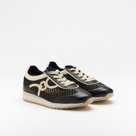 The Dakota Black is a very comfortable shoe for you to use in your daily life, such as travelling, working or going for a walk. It really goes along with some jeans, skirt or even some shorts. Since it´s hand crafted in all leather, it gives you much more durability and comfort. The Rafia material gives it a very breathable wear and the leather rings on the side, gives the sneakers a very sophisticated look. The removable insole really gives you a more personalised and orthopedic comfort. The laces on top gives some detailing and a more secure fit to the shoe. The shipping is free in our online store.