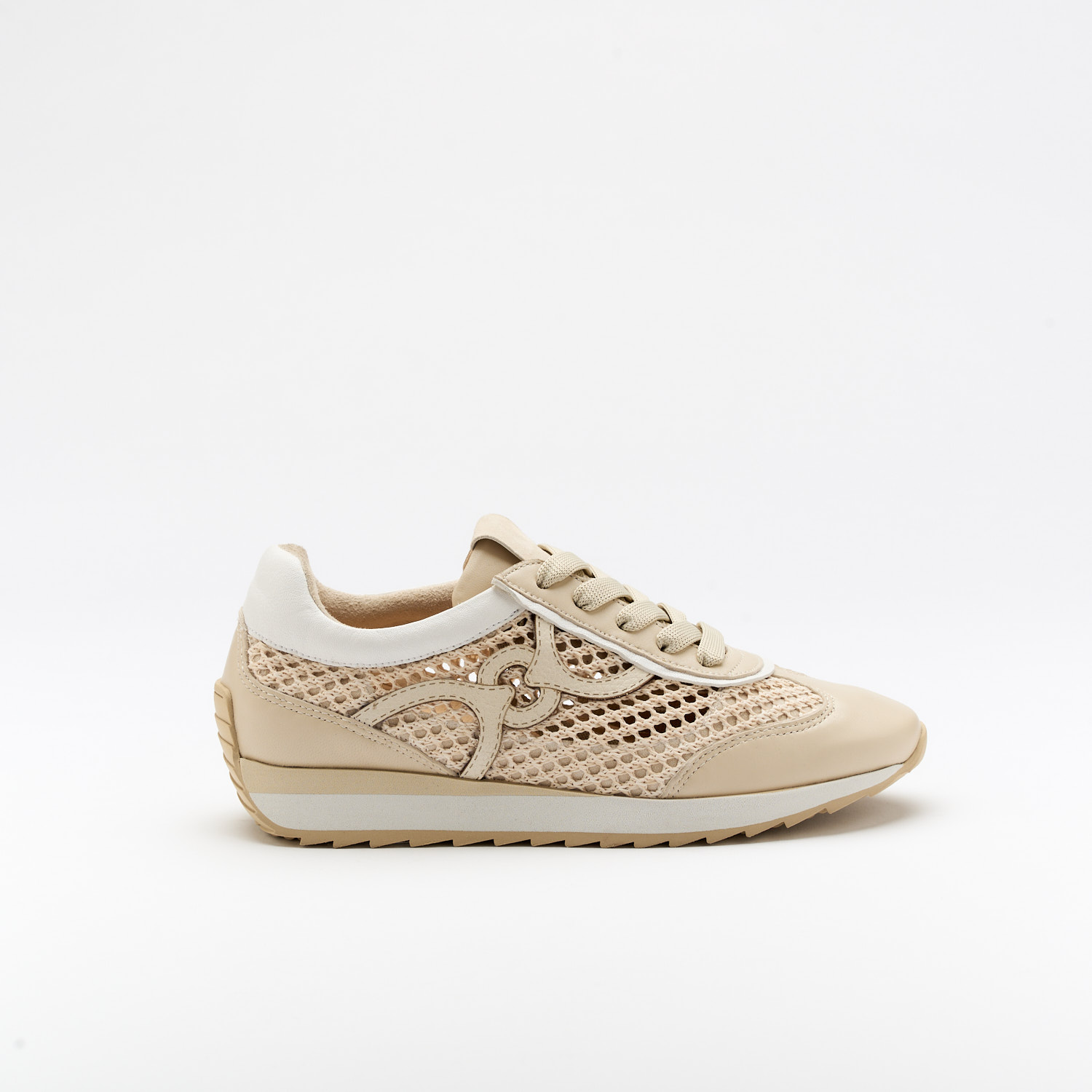 The Dakota Coco is a very comfortable shoe for you to use in your daily life, such as travelling, working or going for a walk. It really goes along with some jeans, skirt or even some shorts. Since it´s hand crafted in all leather, it gives you much more durability and comfort. The Rafia material gives it a very breathable wear and the leather rings on the side, gives the sneakers a very sophisticated look. The removable insole really gives you a more personalised and orthopedic comfort. The laces on top gives some detailing and a more secure fit to the shoe. The shipping is free in our online store.