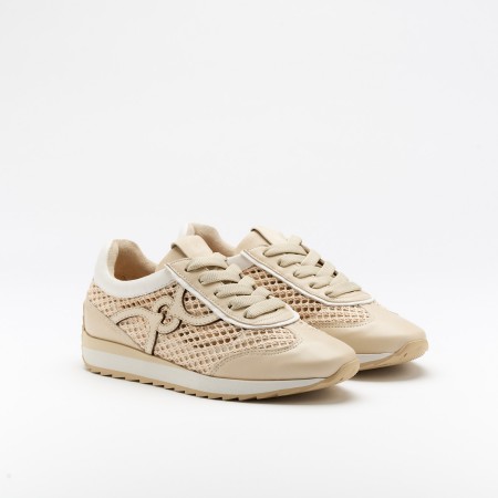 The Dakota Coco is a very comfortable shoe for you to use in your daily life, such as travelling, working or going for a walk. It really goes along with some jeans, skirt or even some shorts. Since it´s hand crafted in all leather, it gives you much more durability and comfort. The Rafia material gives it a very breathable wear and the leather rings on the side, gives the sneakers a very sophisticated look. The removable insole really gives you a more personalised and orthopedic comfort. The laces on top gives some detailing and a more secure fit to the shoe. The shipping is free in our online store.