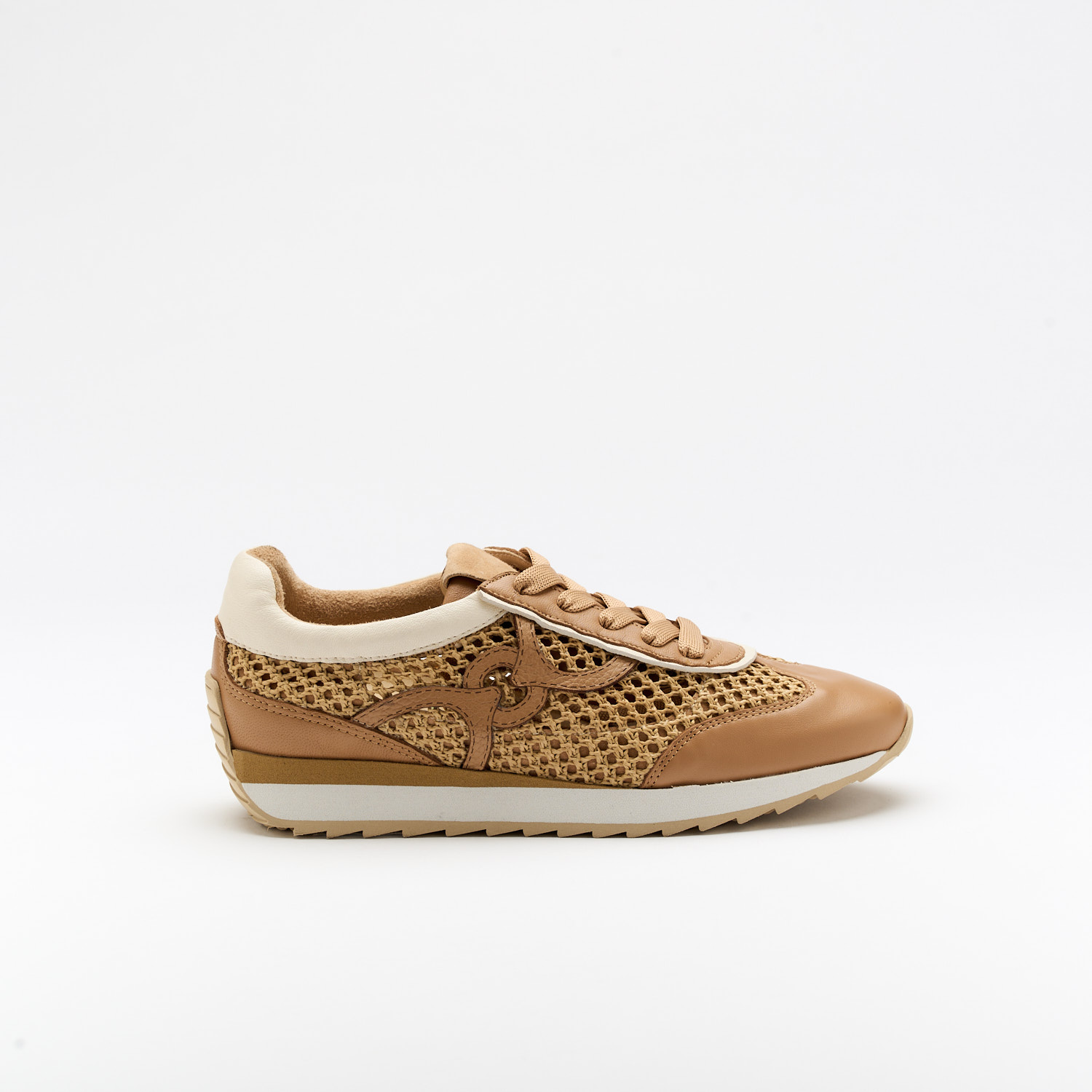 The Dakota Noisette is a very comfortable shoe for you to use in your daily life, such as travelling, working or going for a walk. It really goes along with some jeans, skirt or even some shorts. Since it´s hand crafted in all leather, it gives you much more durability and comfort. The Rafia material gives it a very breathable wear and the leather rings on the side, gives the sneakers a very sophisticated look. The removable insole really gives you a more personalised and orthopedic comfort. The laces on top gives some detailing and a more secure fit to the shoe. The shipping is free in our online store.