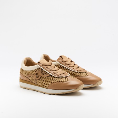 The Dakota Noisette is a very comfortable shoe for you to use in your daily life, such as travelling, working or going for a walk. It really goes along with some jeans, skirt or even some shorts. Since it´s hand crafted in all leather, it gives you much more durability and comfort. The Rafia material gives it a very breathable wear and the leather rings on the side, gives the sneakers a very sophisticated look. The removable insole really gives you a more personalised and orthopedic comfort. The laces on top gives some detailing and a more secure fit to the shoe. The shipping is free in our online store.