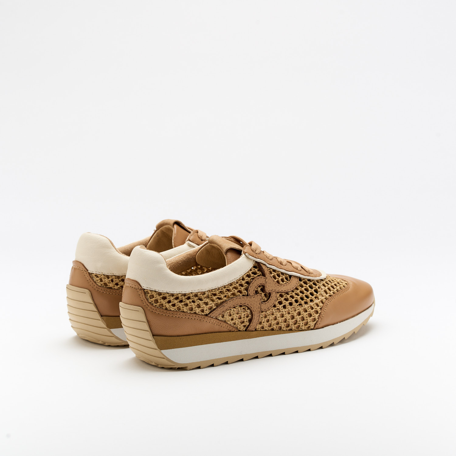 The Dakota Noisette is a very comfortable shoe for you to use in your daily life, such as travelling, working or going for a walk. It really goes along with some jeans, skirt or even some shorts. Since it´s hand crafted in all leather, it gives you much more durability and comfort. The Rafia material gives it a very breathable wear and the leather rings on the side, gives the sneakers a very sophisticated look. The removable insole really gives you a more personalised and orthopedic comfort. The laces on top gives some detailing and a more secure fit to the shoe. The shipping is free in our online store.