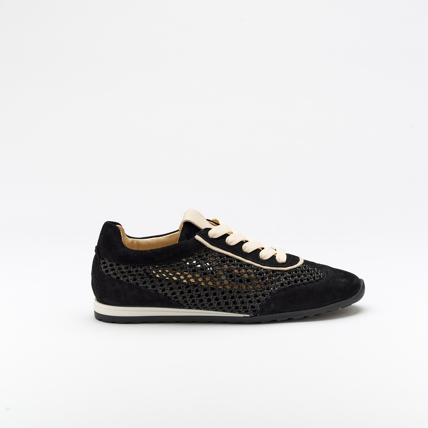 The Maira Black is a very comfortable shoe for you to use in your daily life, such as travelling, working or going for a walk. It really goes along with some jeans, skirt or even some shorts. Since it´s hand crafted in all leather, it gives you much more durability and comfort. The crochet material gives it a very breathable wear and it gives the sneakers a very sophisticated look. The removable insole really gives you a more personalised and orthopedic comfort. The laces on top gives some detailing and a more secure fit to the shoe. The shipping is free in our online store.