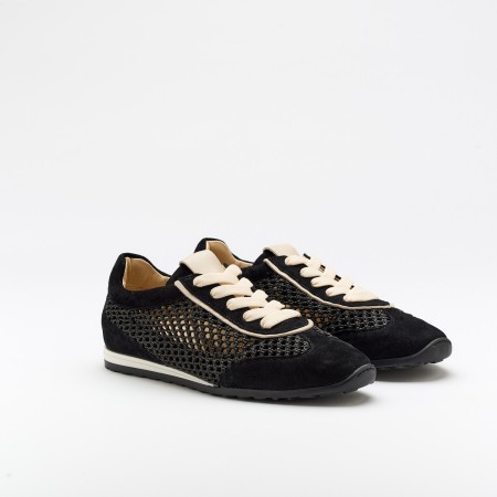 The Maira Black is a very comfortable shoe for you to use in your daily life, such as travelling, working or going for a walk. It really goes along with some jeans, skirt or even some shorts. Since it´s hand crafted in all leather, it gives you much more durability and comfort. The crochet material gives it a very breathable wear and it gives the sneakers a very sophisticated look. The removable insole really gives you a more personalised and orthopedic comfort. The laces on top gives some detailing and a more secure fit to the shoe. The shipping is free in our online store.
